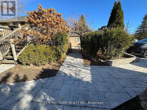 2 Newman Avenue W, Richmond Hill, ON - Outdoor