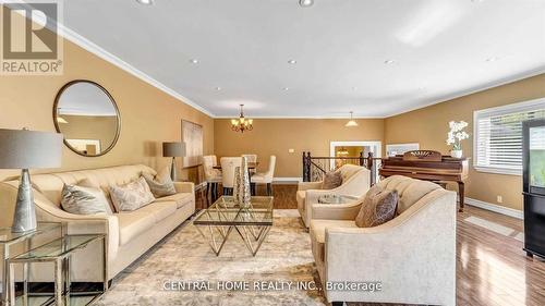 2 Newman Avenue W, Richmond Hill, ON - Indoor Photo Showing Living Room