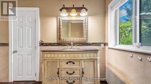 2 Newman Avenue W, Richmond Hill, ON - Indoor Photo Showing Bathroom