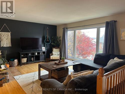 160 Dome Avenue, Timmins, ON - Indoor Photo Showing Living Room