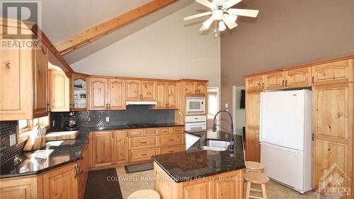 9601 Hall Road, Augusta (809 - Augusta Twp), ON - Indoor Photo Showing Kitchen