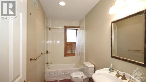 9601 Hall Road, Augusta (809 - Augusta Twp), ON - Indoor Photo Showing Bathroom