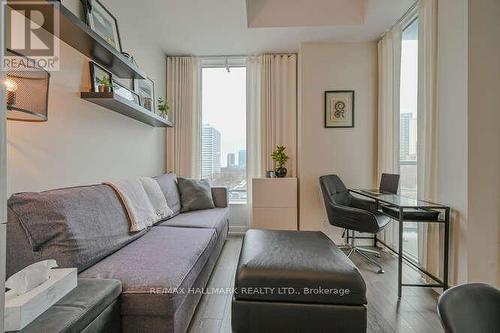 611 - 6 Parkwood Avenue, Toronto, ON - Indoor Photo Showing Living Room