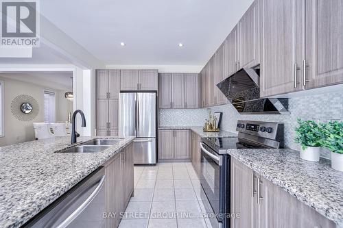 68 Homer Crescent, Aurora, ON - Indoor Photo Showing Kitchen With Double Sink With Upgraded Kitchen