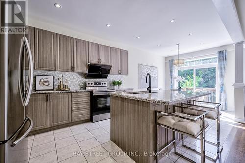 68 Homer Crescent, Aurora, ON - Indoor Photo Showing Kitchen With Upgraded Kitchen