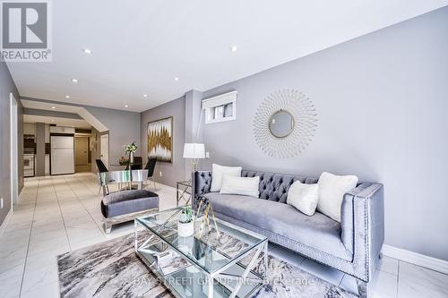 68 Homer Crescent, Aurora, ON - Indoor Photo Showing Living Room