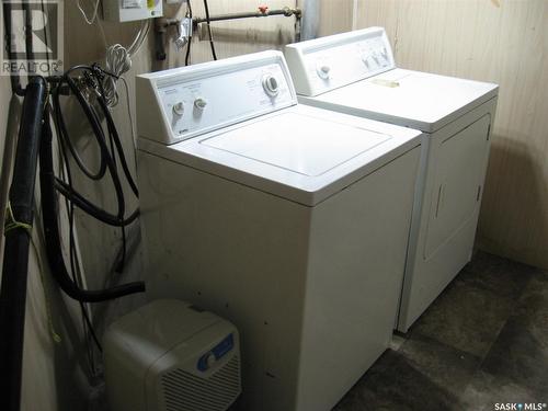 1043 Connaught Avenue, Moose Jaw, SK - Indoor Photo Showing Laundry Room