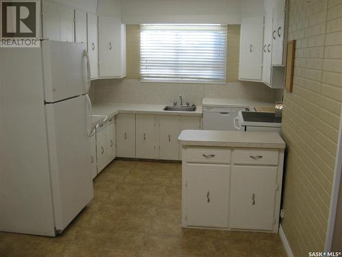 1043 Connaught Avenue, Moose Jaw, SK - Indoor Photo Showing Kitchen