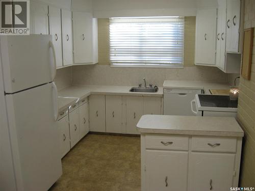 1043 Connaught Avenue, Moose Jaw, SK - Indoor Photo Showing Kitchen