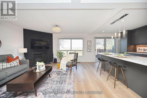 4659 Full Moon Circle, Mississauga, ON - Indoor Photo Showing Living Room