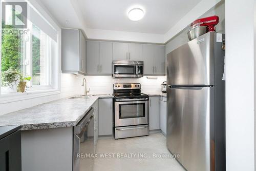 100 Atwood Avenue, Halton Hills, ON - Indoor Photo Showing Kitchen With Upgraded Kitchen