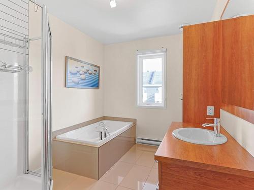 Bathroom - 14 Rue Bourget, Salaberry-De-Valleyfield, QC 