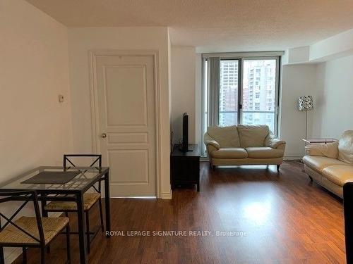 1602-801 Bay St, Toronto, ON - Indoor Photo Showing Living Room