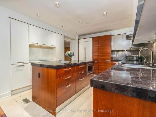 43 Snowshoe Millway, Toronto, ON - Indoor Photo Showing Kitchen With Double Sink