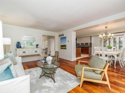 43 Snowshoe Millway N/A, Toronto, ON - Indoor Photo Showing Living Room