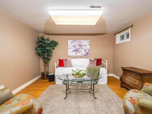 43 Snowshoe Millway, Toronto, ON - Indoor Photo Showing Living Room