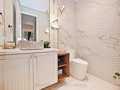 211 Kennedy St W, Aurora, ON - Indoor Photo Showing Bathroom