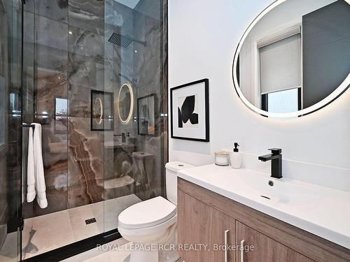 211 Kennedy St W, Aurora, ON - Indoor Photo Showing Bathroom