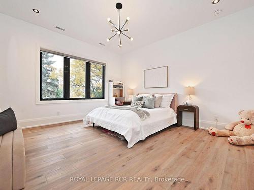 211 Kennedy St W, Aurora, ON - Indoor Photo Showing Bedroom