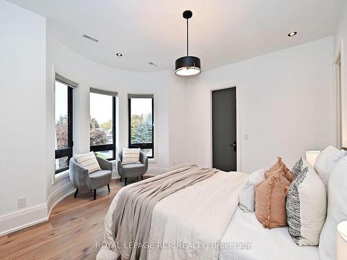 211 Kennedy St W, Aurora, ON - Indoor Photo Showing Bedroom