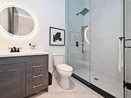 211 Kennedy St W, Aurora, ON - Indoor Photo Showing Bathroom