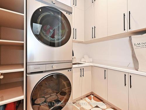 211 Kennedy St W, Aurora, ON - Indoor Photo Showing Laundry Room