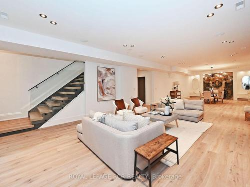 211 Kennedy St W, Aurora, ON - Indoor Photo Showing Living Room