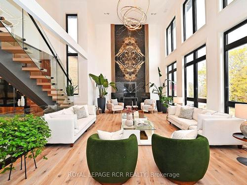 211 Kennedy St W, Aurora, ON - Indoor Photo Showing Living Room