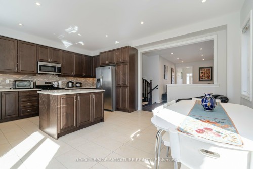 5520 Meadowcrest Avenue, Mississauga, ON - Indoor Photo Showing Kitchen