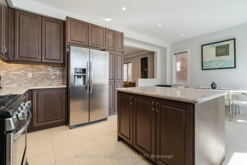 5520 Meadowcrest Avenue, Mississauga, ON - Indoor Photo Showing Kitchen With Upgraded Kitchen