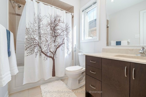 5520 Meadowcrest Avenue, Mississauga, ON - Indoor Photo Showing Bathroom