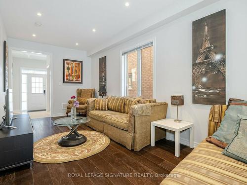 5520 Meadowcrest Ave, Mississauga, ON - Indoor Photo Showing Living Room