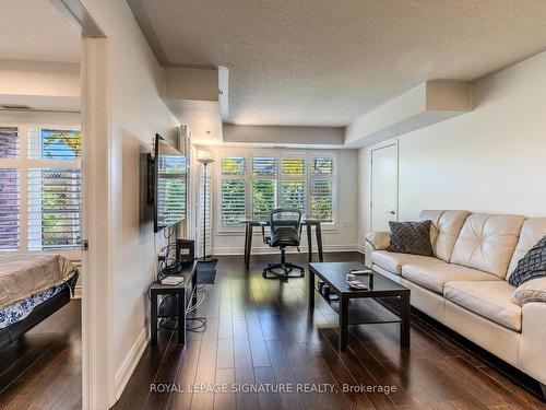 119-3070 Rotary Way, Burlington, ON - Indoor Photo Showing Living Room