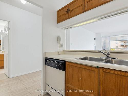 606-2511 Lakeshore Rd W, Oakville, ON - Indoor Photo Showing Kitchen With Double Sink