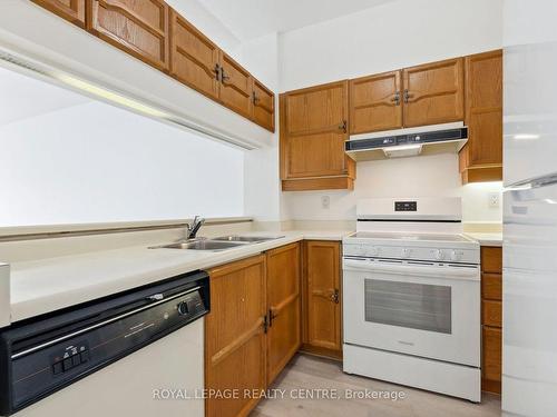 606-2511 Lakeshore Rd W, Oakville, ON - Indoor Photo Showing Kitchen With Double Sink