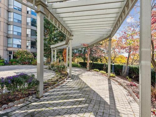 606-2511 Lakeshore Rd W, Oakville, ON - Outdoor