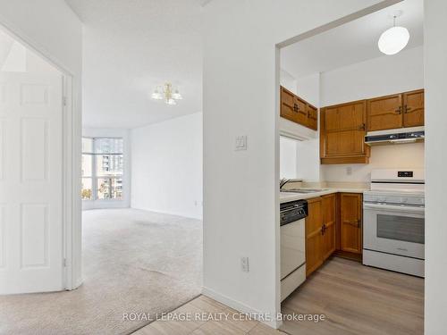 606-2511 Lakeshore Rd W, Oakville, ON - Indoor Photo Showing Kitchen