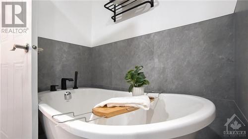 95 Randall James Drive, Stittsville, ON - Indoor Photo Showing Bathroom