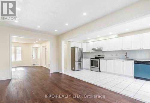 7049 Graydon Court, Mississauga, ON - Indoor Photo Showing Kitchen