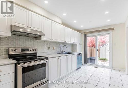 7049 Graydon Court, Mississauga, ON - Indoor Photo Showing Kitchen With Upgraded Kitchen