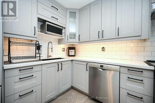 68 - 400 Bloor Street, Mississauga, ON - Indoor Photo Showing Kitchen With Upgraded Kitchen