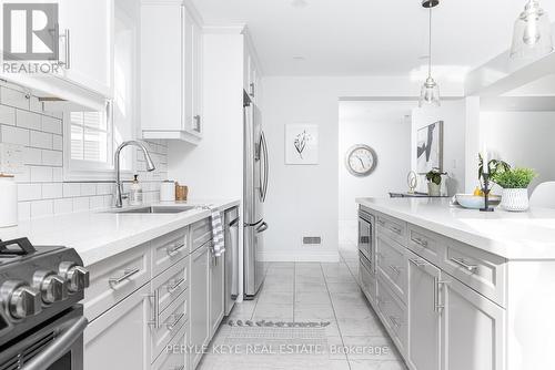 74 Fieldstream Chase, Bracebridge, ON - Indoor Photo Showing Kitchen With Upgraded Kitchen