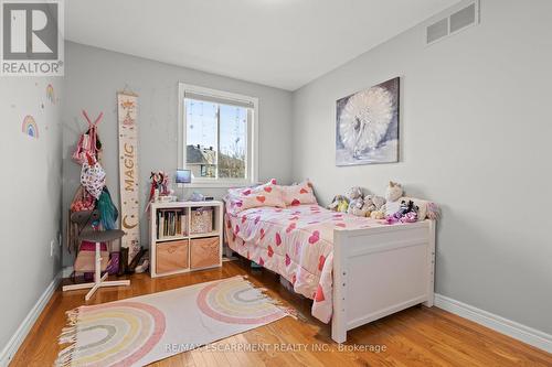 21 Tuscani Drive, Hamilton, ON - Indoor Photo Showing Bedroom