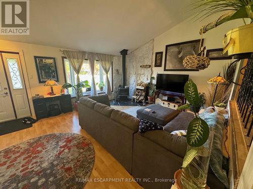 24 Woodhouse Avenue, Norfolk, ON - Indoor Photo Showing Living Room