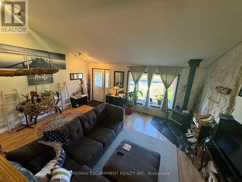 24 Woodhouse Avenue, Norfolk, ON - Indoor Photo Showing Living Room