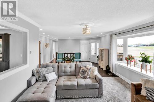 9382 Silver Street, West Lincoln, ON - Indoor Photo Showing Living Room