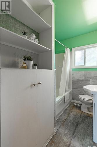 1824 C Avenue N, Saskatoon, SK - Indoor Photo Showing Bathroom