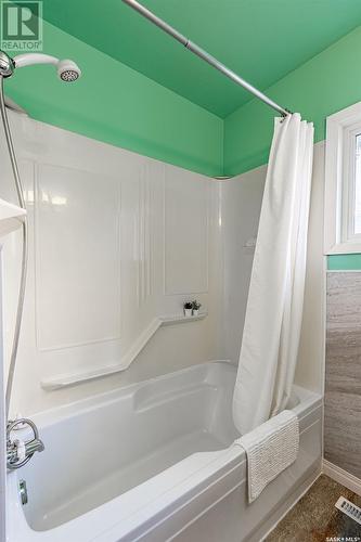 1824 C Avenue N, Saskatoon, SK - Indoor Photo Showing Bathroom