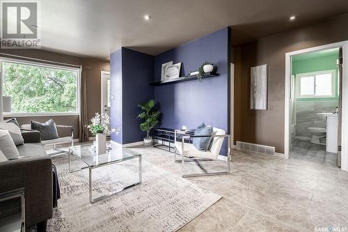 1824 C Avenue N, Saskatoon, SK - Indoor Photo Showing Living Room