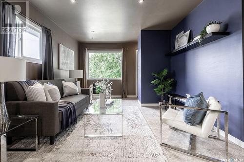 1824 C Avenue N, Saskatoon, SK - Indoor Photo Showing Living Room